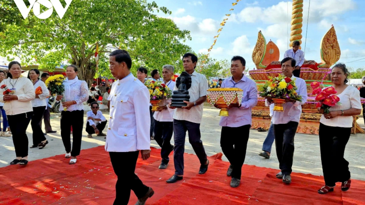 លំនាំពិសេសនៃពិធីបុណ្យជ្រោយរំចេករបស់ជនរួមជាតិខ្មែរ