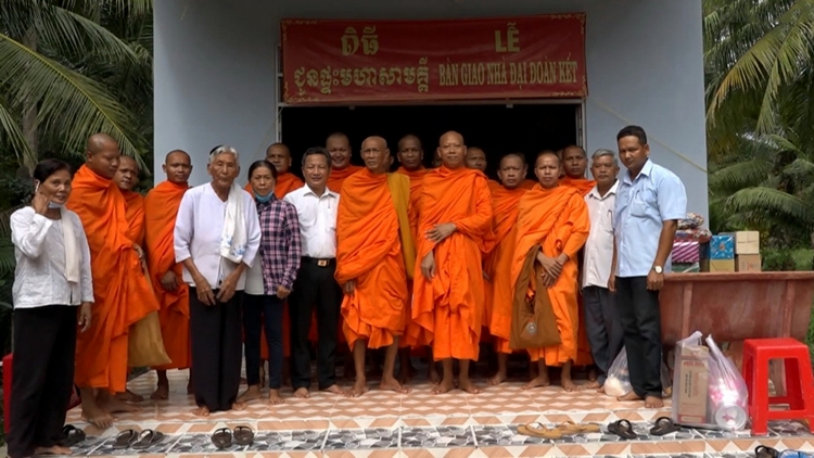 អ្នកមានកិត្យានុភាព ជាពន្លឺនាំផ្លូវកសាងជនបទថ្មីនៅខេត្ត ត្រាវិញ