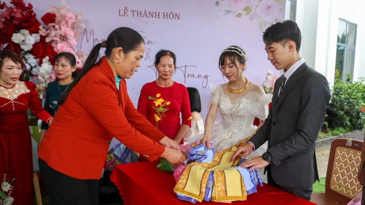 DUAH THAU ADAT TAPAI MBAOK DALAM HAREI LAKHAH DI URANG BANGSA TÀY DAOK DI BINH LIEU