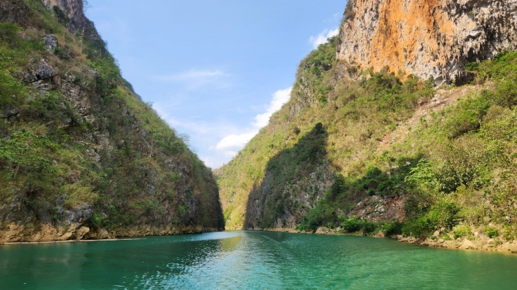DƯƠNG CHỒM BÚNG ĐIN KHÂU VAI DÚ SLẢNH HÀ GIANG
