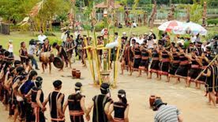 Ơ amai kăn ƀô̆ (Hỡi chị cán bộ Cách mạng)