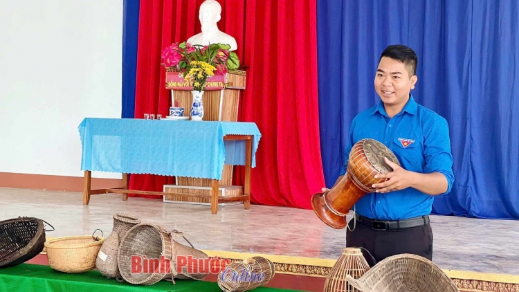 សមាជិកសម្ព័ន្ធយុវជនឆ្នើមឡឹមភីហ៊ុង