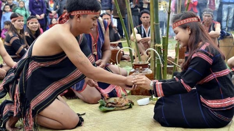 Klei bi mni dua amai adei (Tình thương hai chị em)