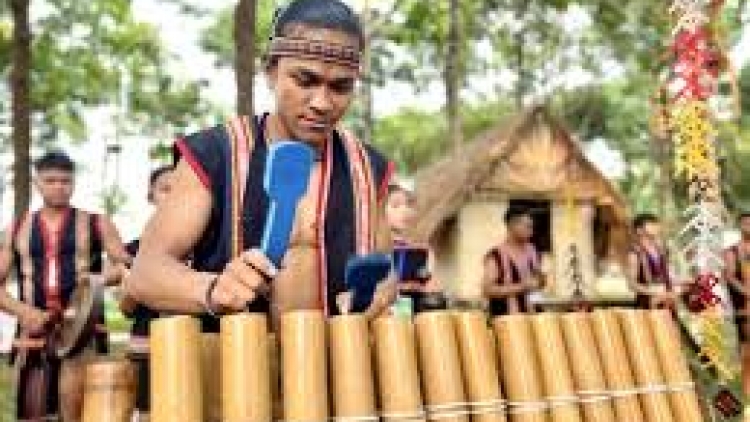 Jờng rơ Kač màng (Ca ngợi Cách mạng)