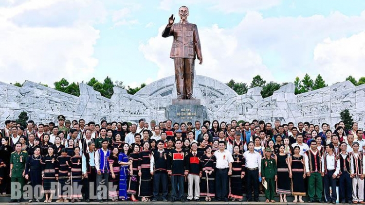 Tây Nguyên ơn Bác đời đời