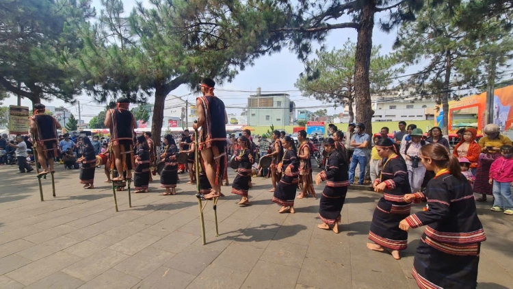 Mơdĭng “Ki lĕm ro kong kế kân rơdâ – Têa kơxĭ ngiât tơkŭm” kô po a Quy Nhơn