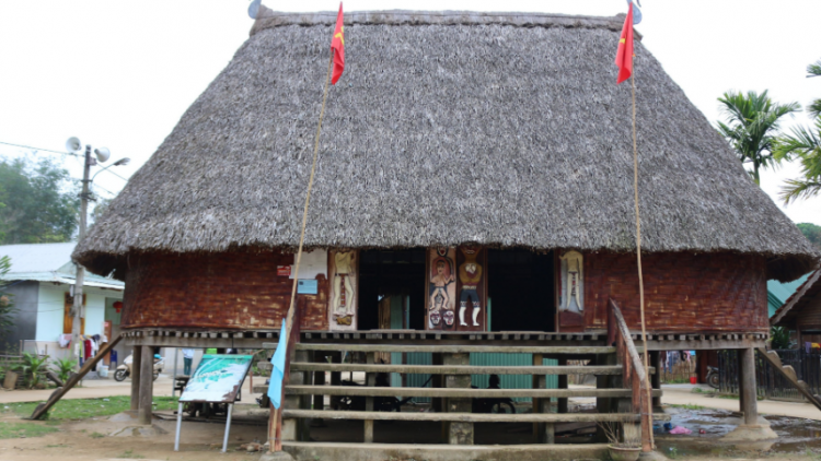 Mơngế Cơ Tu Đà Nẵng pêi ôm hyô pơlê pơla