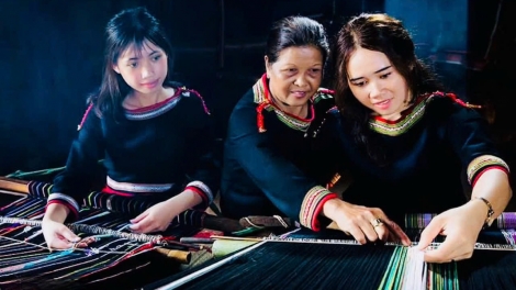 Nghệ nhân Êđê n’hanh tâm trong mât huêng cheh tanh 