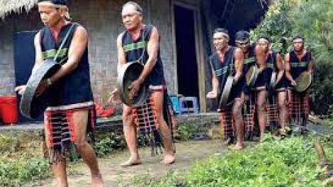 Rnê bu ur druh (Ca ngợi vẻ đẹp cô gái)