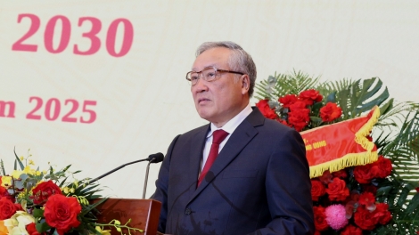 Phó Thủ tướng Duh broă sùm ồng Nguyễn Hoà Bình tus bal Pơrjum dờng cau ala mat Đảng ƀộ Anih priă jền Kă bro phan pơgồp bal Bơcri priă mờ Bơtàu tơnguh Việt Nam