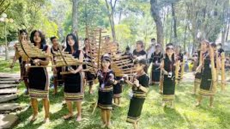 Jreng Jrong (Ca ngợi quê hương tươi đẹp)