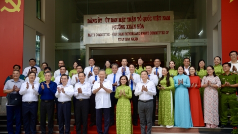 Tổng Bí thư uănh năl nău rlong kan n’gâng kan 2 gâl ta nkuăl ƀon têh Hồ Chí Minh.