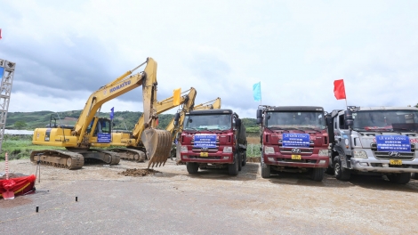 Cao tốc Hoà Bình poz Mộc Châu-Sơn La tẩu khzáng  pun phai paz phát hiéng