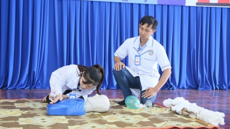 Mơdêk ivá ăm kăn ƀô̆ ngăn pơkeăng hbrâ mơdât xía vâ rong râ