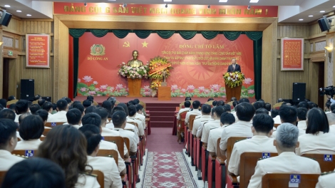 Tổng Bí thư Tô Lâm ƀư tơm rơh mâp măt cán bộ, tahen Cục An ninh chính trị nội bộ