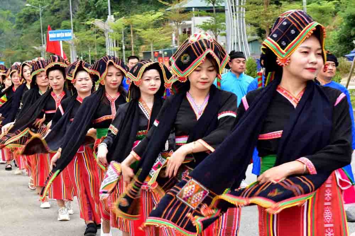 Các bà, các chị và những chàng trai, cô gái cất cao tiếng hát, niềm vui và hạnh phúc hiện rõ trên từng nụ cười, ánh mắt, cuốn hút người xem và cổ vũ.