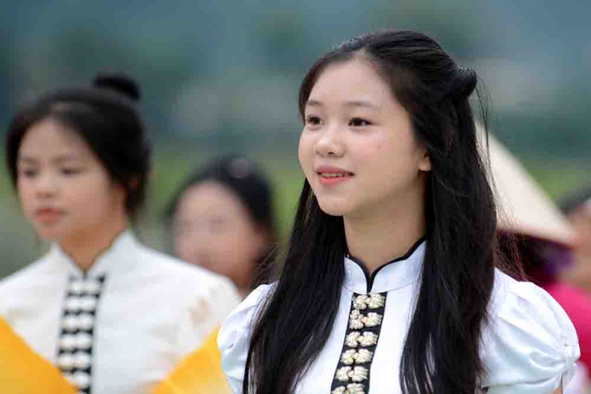 Duyên dáng cô gái Thái tại lễ hội đường phố nơi thượng nguồn sông Đà