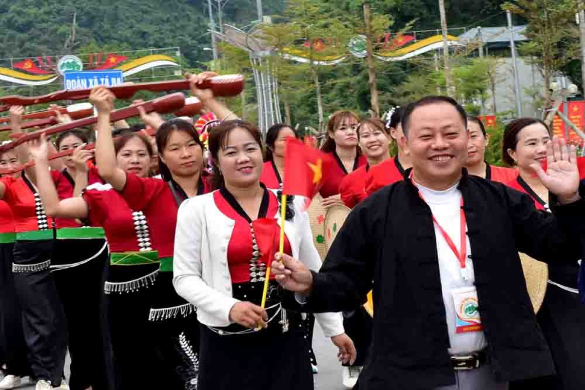 Lễ hội có sự tham gia của 16 đoàn diễn viên được trang bị đạo cụ, âm nhạc như trống, chiêng, đạo cụ dân tộc...