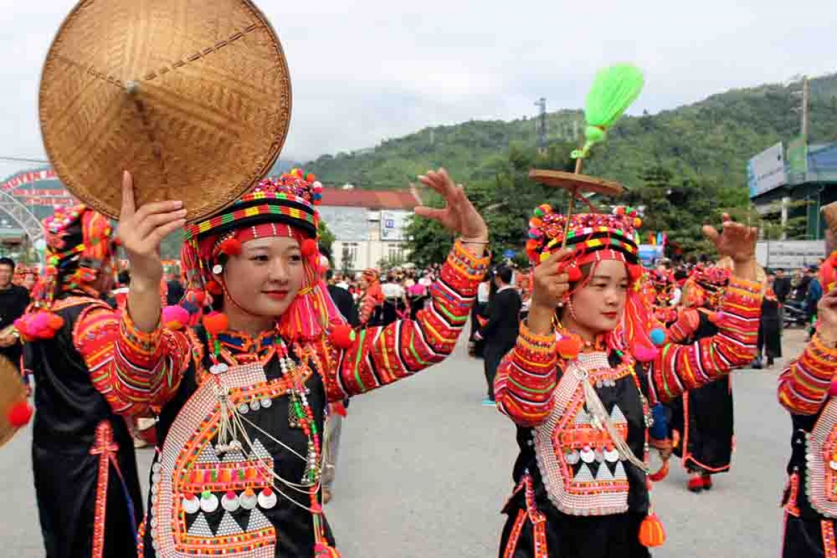 Lễ hội diễn ra trong không khí sôi động, mang đậm sắc màu văn hóa truyền thống của các dân tộc anh em như Si La, Cống, Mảng, La Hủ, Hà Nhì…