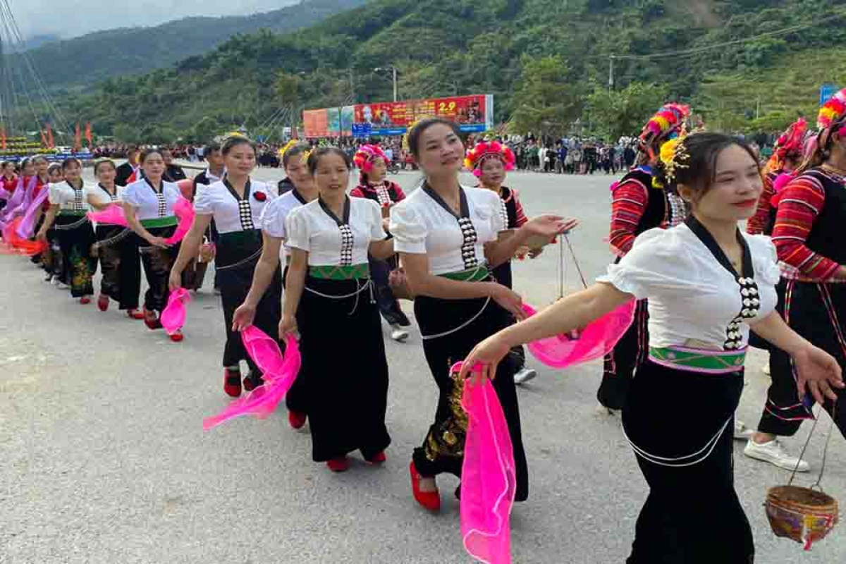 Lễ hội đường phố là một trong những điểm nhấn quảng bá văn hóa các dân tộc thiểu số ở địa phương