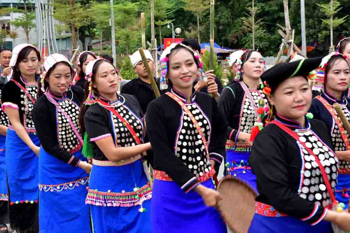 Trong trang phục truyền thống của dân tộc, những nghệ nhân, nghệ sĩ, diễn viên, bà con các dân tộc hát, múa, tái hiện những nghi thức lễ hội, trò chơi dân gian.