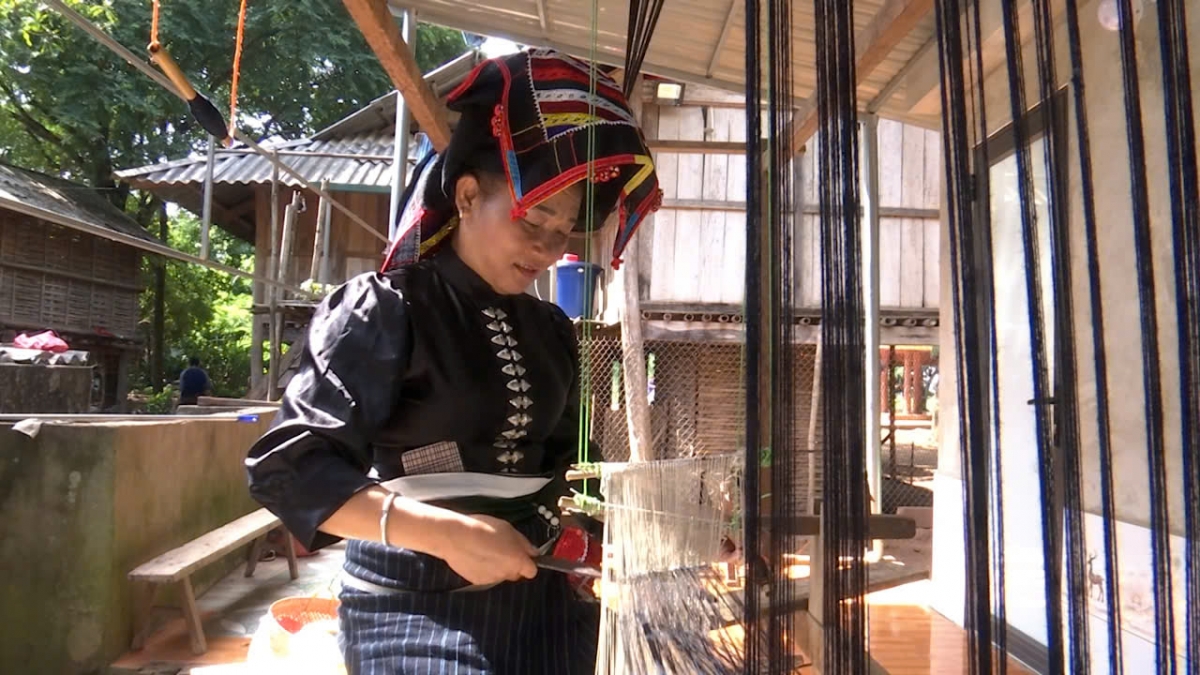 Bà con gìn giữ nghề dệt thổ cẩm.
Ảnh: Thu Thùy/VOV Tây Bắc