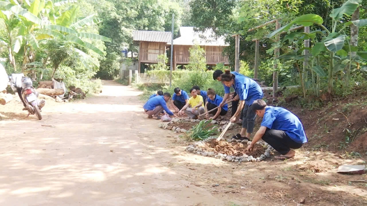 Đoàn thanh niên trồng hoa, tạo cảnh quan sạch đẹp.
Ảnh: Thu Thùy/VOV Tây Bắc
