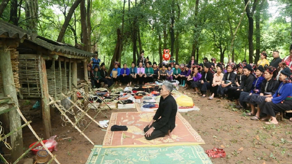 Người dân bản Khá tổ chức lễ hội "Đông Sửa" tại khu rừng của bản.
Ảnh: Thu Thùy/VOV Tây Bắc