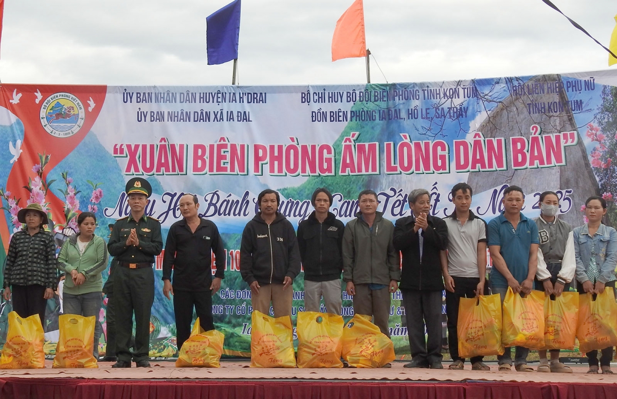 Bộ Chỉ huy Bộ đội Biên phòng tỉnh Kon Tum trao quà Tết tặng các hộ nghèo ở xã Ia Đal.