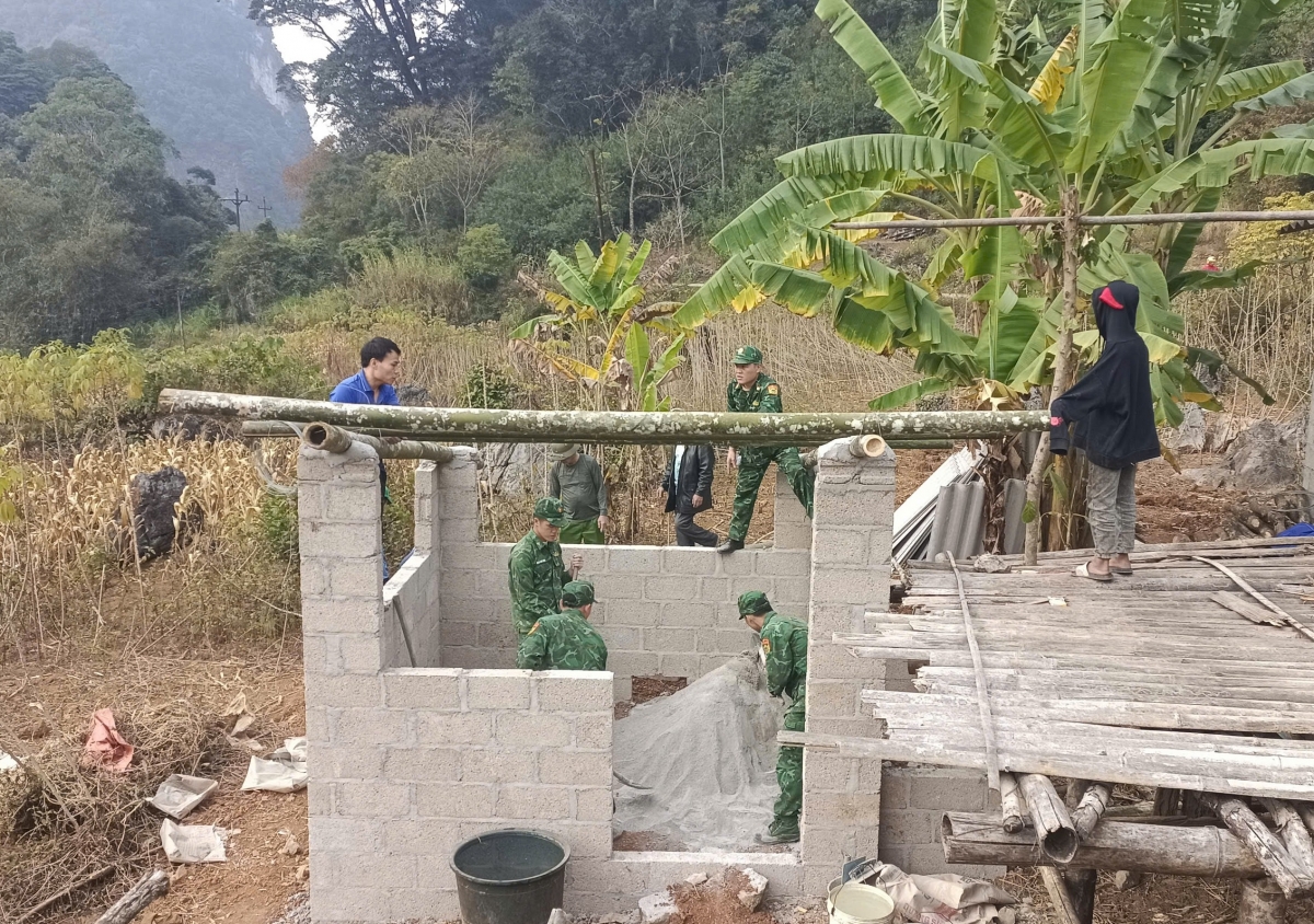Các chiến sỹ Đồn Biên phòng Quang Long (Cao Bằng) hỗ trợ người dân di chuyển chuồng trại gia súc
