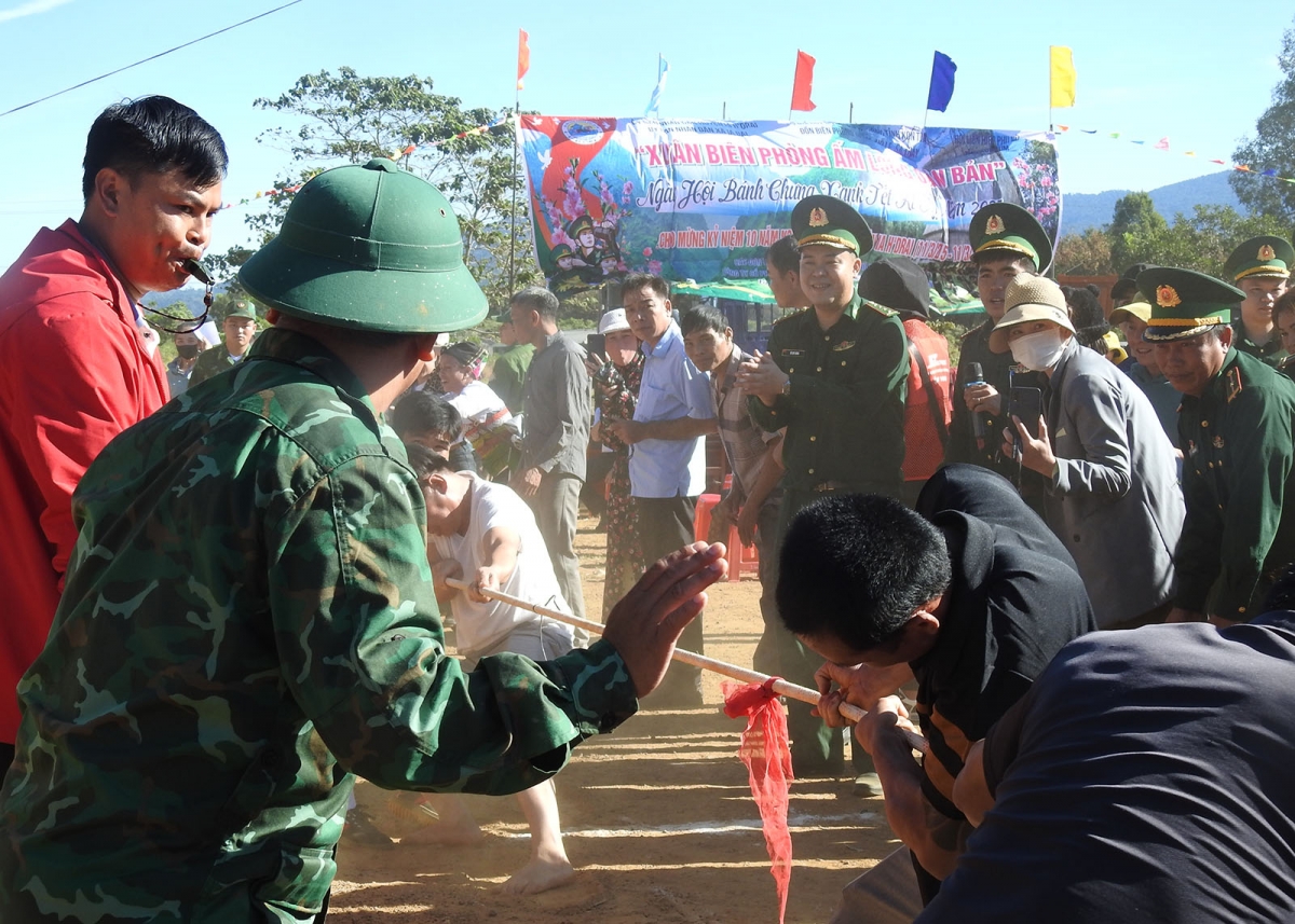 Cán bộ chiến sỹ biên phòng và người dân cùng vui với môn thi kéo co.
