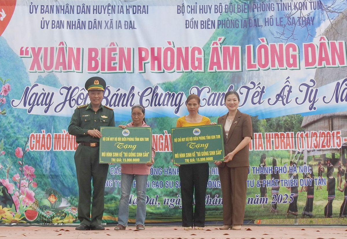 Đại tá Lê Minh Chính, Chính uỷ Bộ Chỉ huy Bộ đội Biên phòng tỉnh Kon Tum và bà Trương Thị Ngọc Ánh, nguyên Phó Chủ tịch Uỷ ban TƯMTTQ Việt Nam tặng mô hình sinh kế giúp hộ nghèo biên giới Kon Tum.