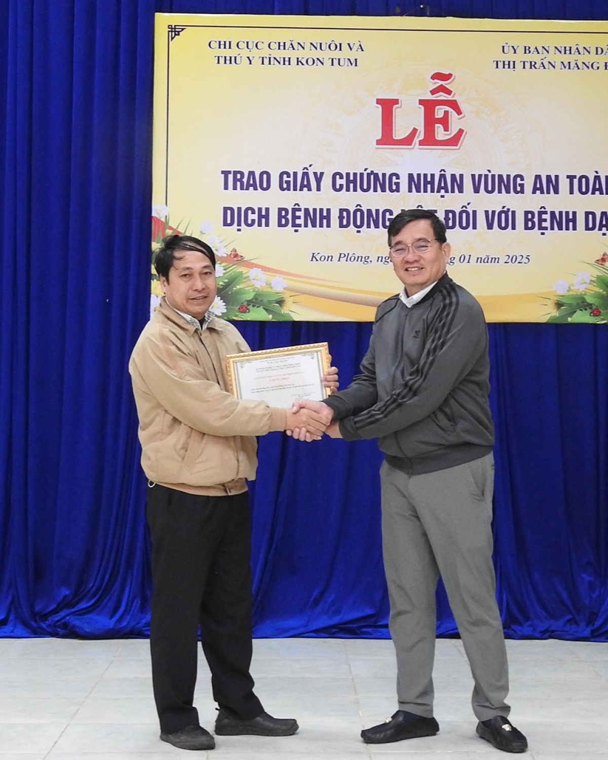 Trao Giấy chứng nhận cho địa phương đạt Vùng an toàn dịch bệnh động vật đối với bệnh dại