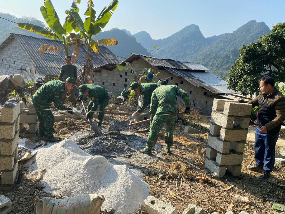 Hàng ngàn ngày công đã được bộ đội biên phòng Cao Bằng huy động để hỗ trợ nhân dân di dời chuồng trại gia súc