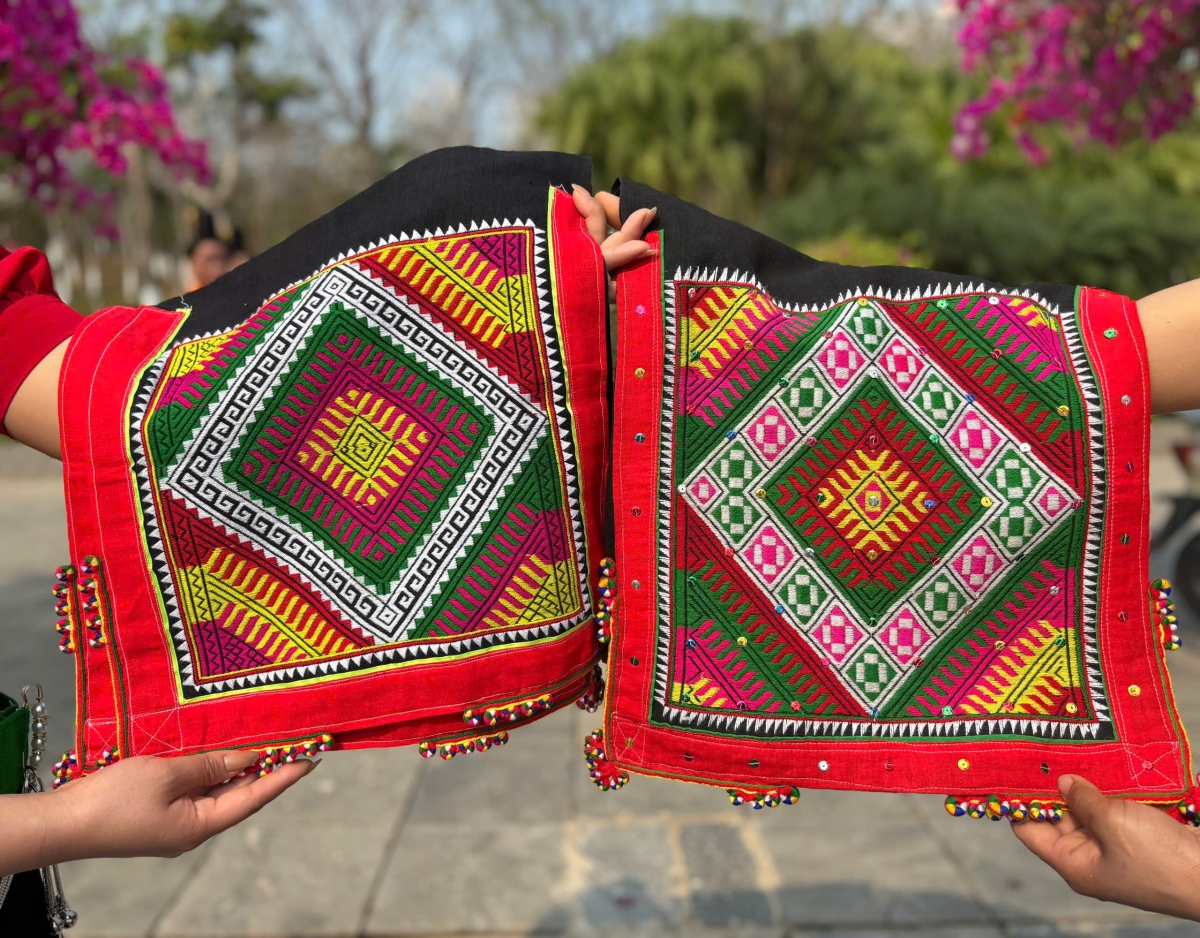 Khăn Piêu được thêu bằng chỉ màu rực rỡ
