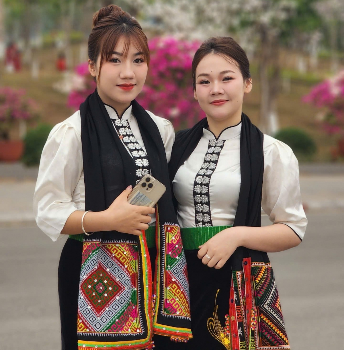 Hàng năm, TP Sơn La trong khuôn khổ Lễ hội hoa Ban đều tổ chức thi thêu khăn Piêu