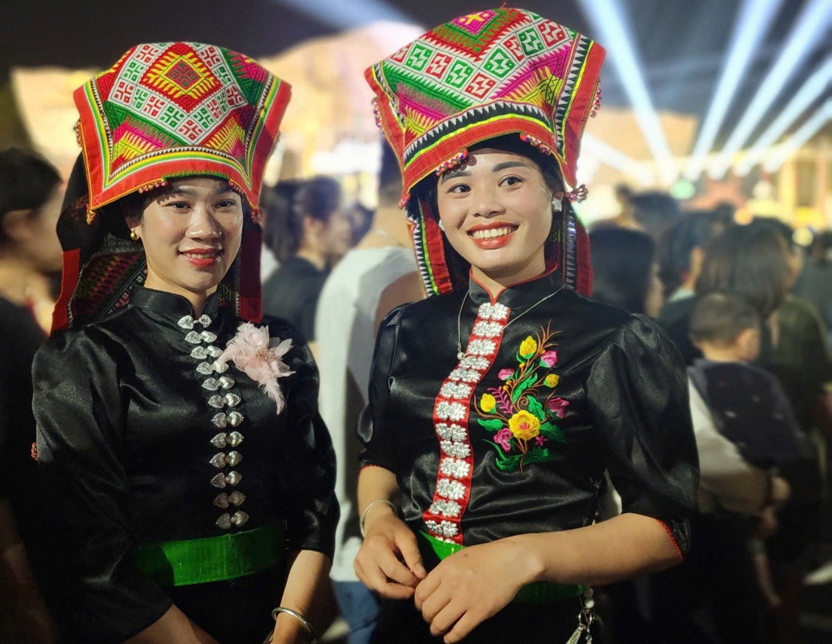 Thiếu nữ Thái với khăn Piêu đi trẩy hội
