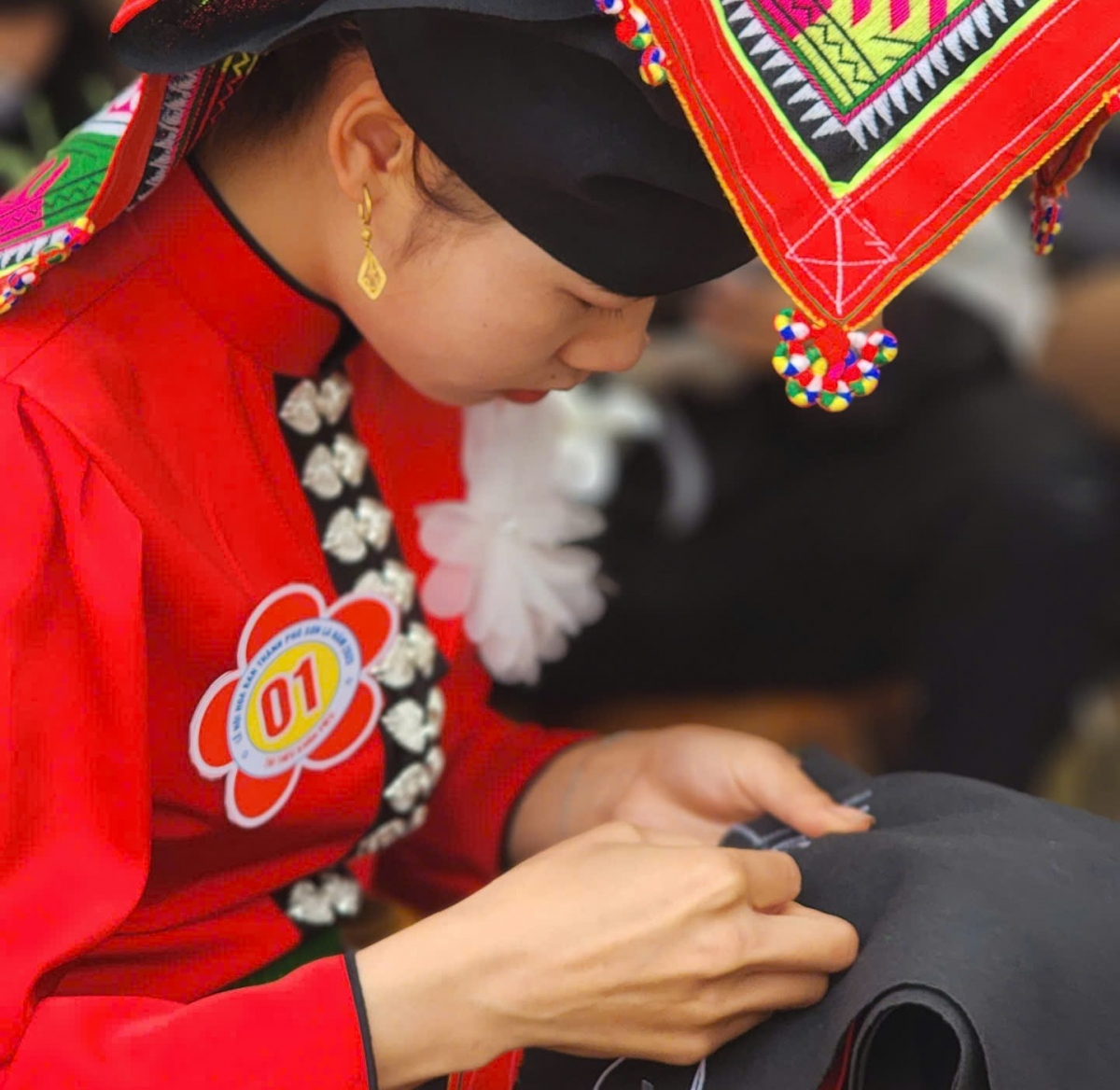 Để làm nên một chiếc khăn Piêu hoàn chỉnh, đẹp mắt với đầy đủ các họa tiết, hoa văn, phải mất từ 2 đến 4 tuần, có khi là hàng tháng