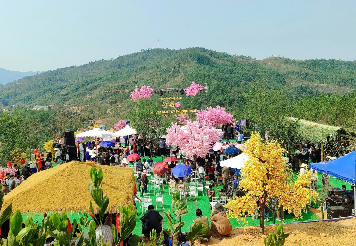 Giao lưu văn hóa – thể thao với các trò chơi dân gian như nhảy sạp, bắn nỏ, đẩy gậy…