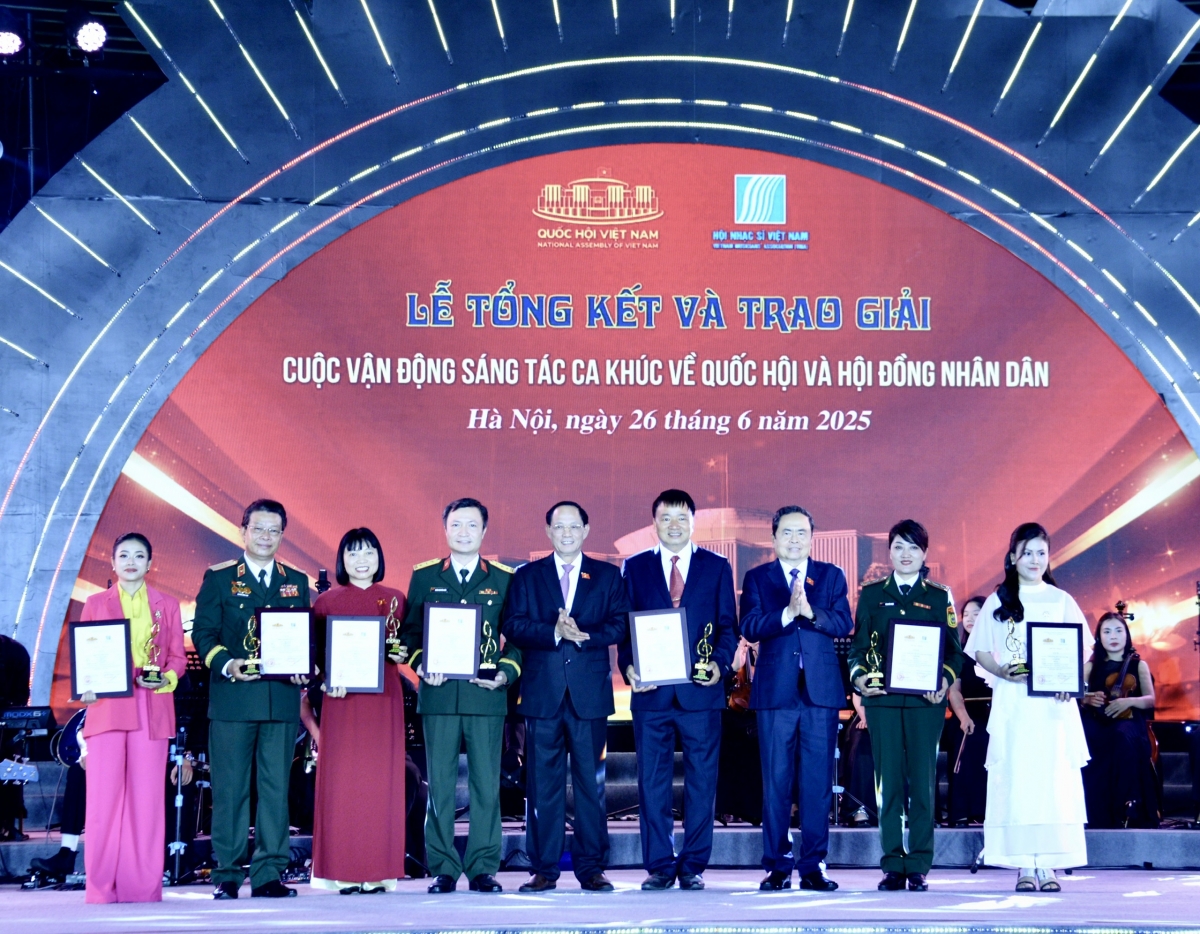 Kruanh Quốc hội Trần Thanh Mẫn n'hanh Groi kruanh Quốc hội, Thượng tướng Trần Quang Phương ndơ̆ cúp, siƀŭt kơp dơn an ăp nuĭh tơm nchih geh giải B