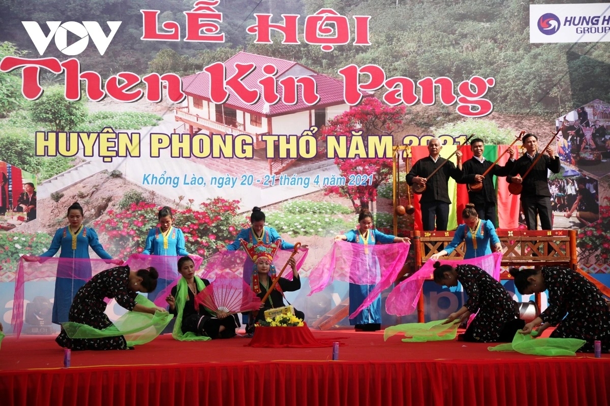 Các tiết mục văn nghệ cũng diễn xướng lại cảnh người dân mời Then về hưởng thụ lễ vật trong không khí trang nghiêm của văn hóa Thái.