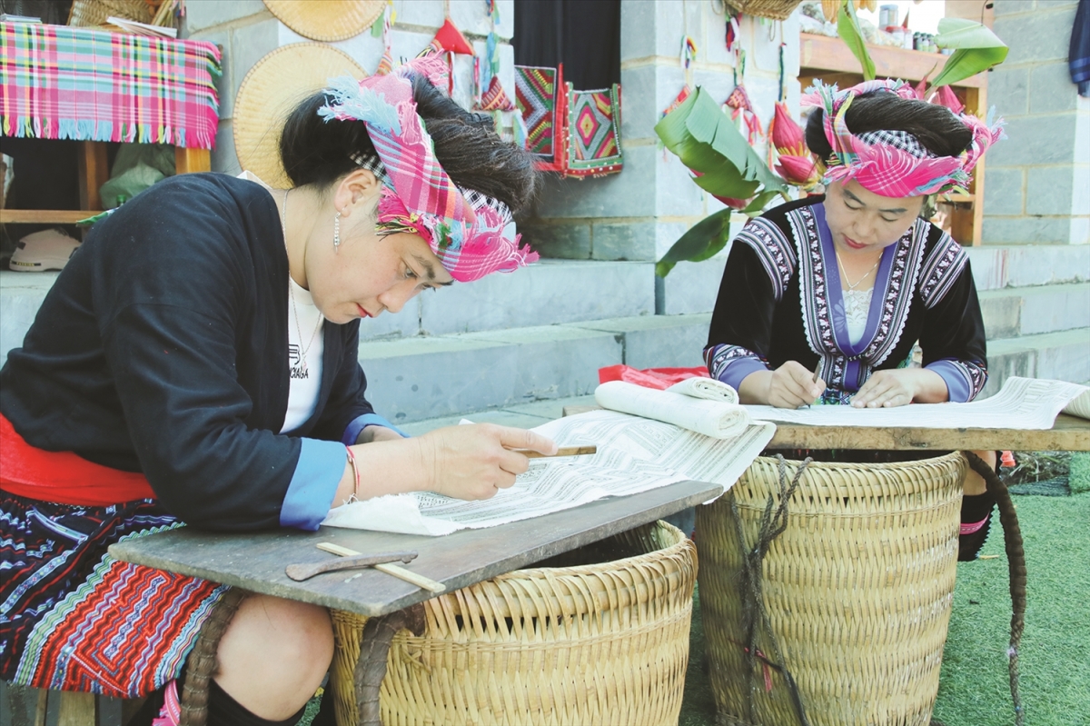 Ngan haong urang kamei bangsa Mong, cih bingula angaok khan bai lan meng ralin jalko lac sa bruk ngak meng tangin hu meng suai lavik