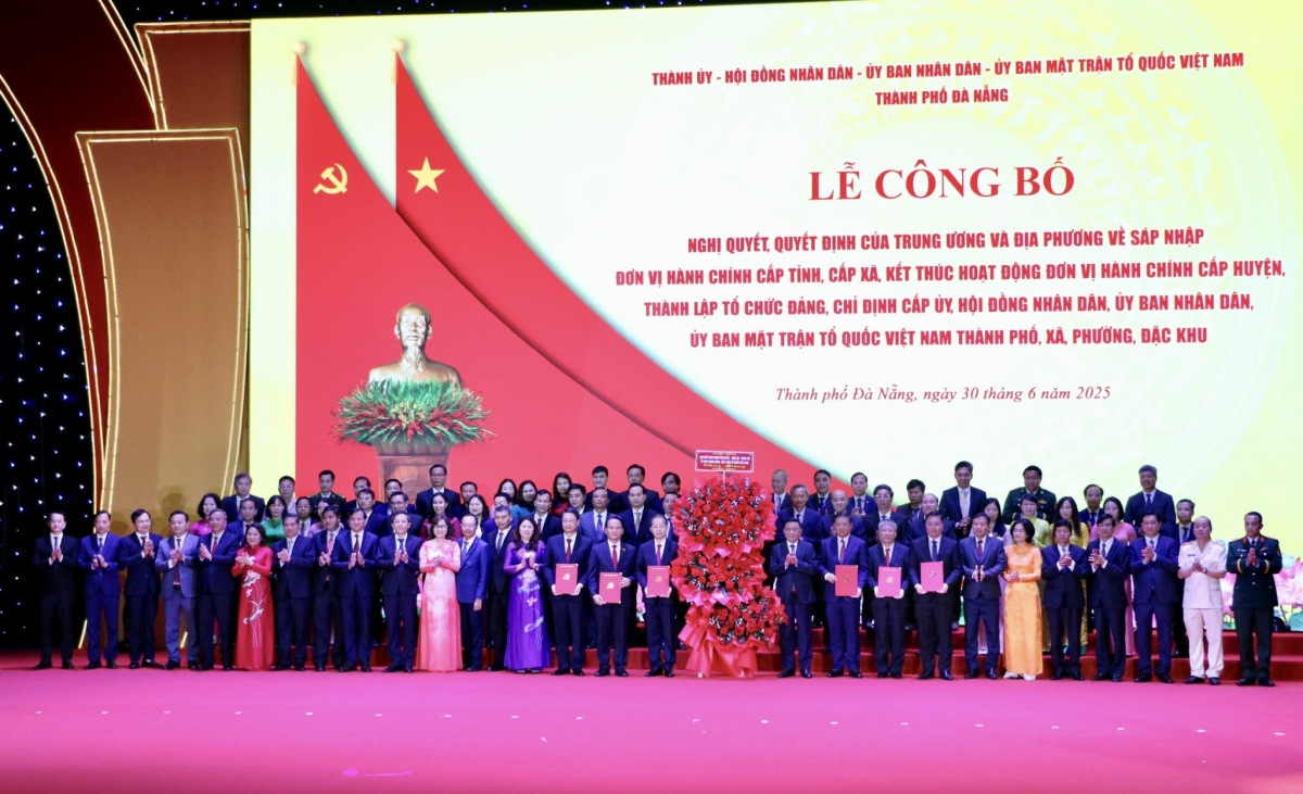Thường trực Ban Bí thư Trần Cẩm Tú trao các quyết định chỉ định và ra mắt Ban chấp hành Đảng bộ thành phố Đà Nẵng (mới).