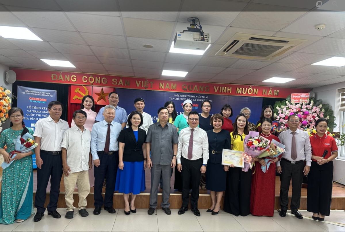 Đại diện lãnh đạo, khách mời tham dự và các tác giả đoạt giải cuộc thi chụp hình lưu niệm. Ảnh: LV
