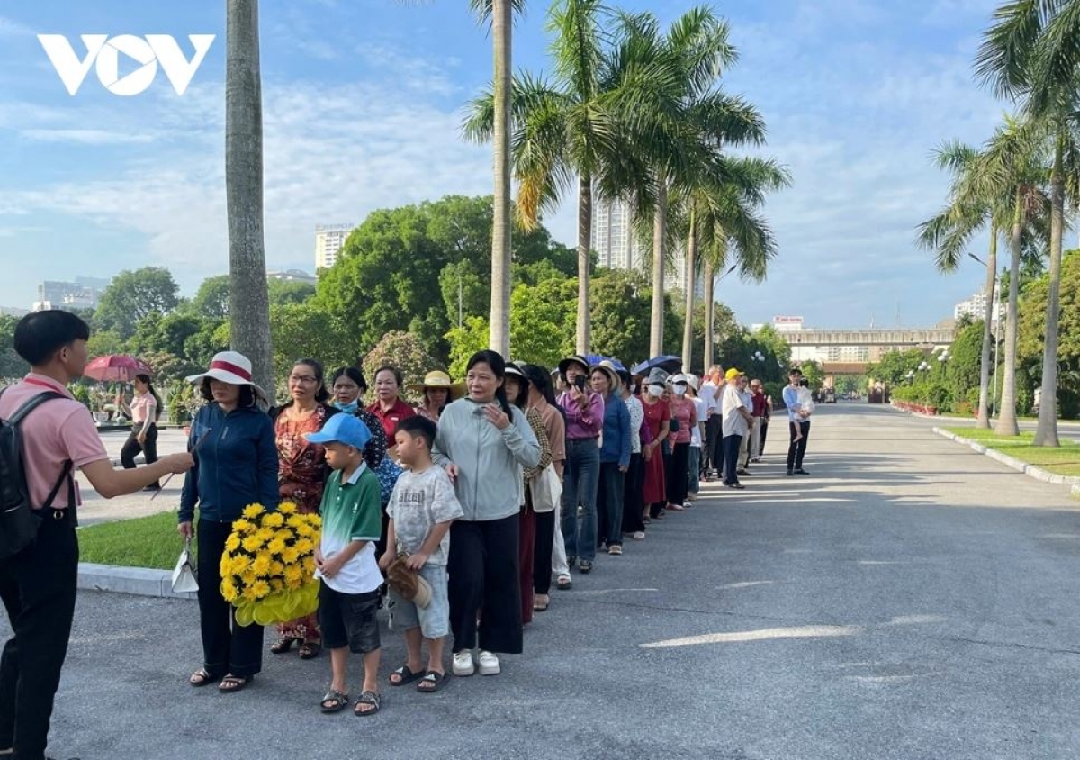 Tơ̆ pơsat Mai Dịch (Hà Nội) – anih ƀŭ nhap ƀok Tổng Bí thư Nguyễn Phú Trọng, lơ khul chĕp bơngai pơkao, truh soh hlôt nhang ƀlŏk hơdơ̆r kơ ƀok