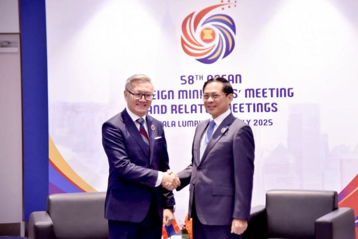 
Phŏ Thủ tướng, Ƀô̆ trương Jang tơbôl Bùi Thanh Sơn tơƀơ̆p Ƀô̆ trương Jang tơbôl Lào