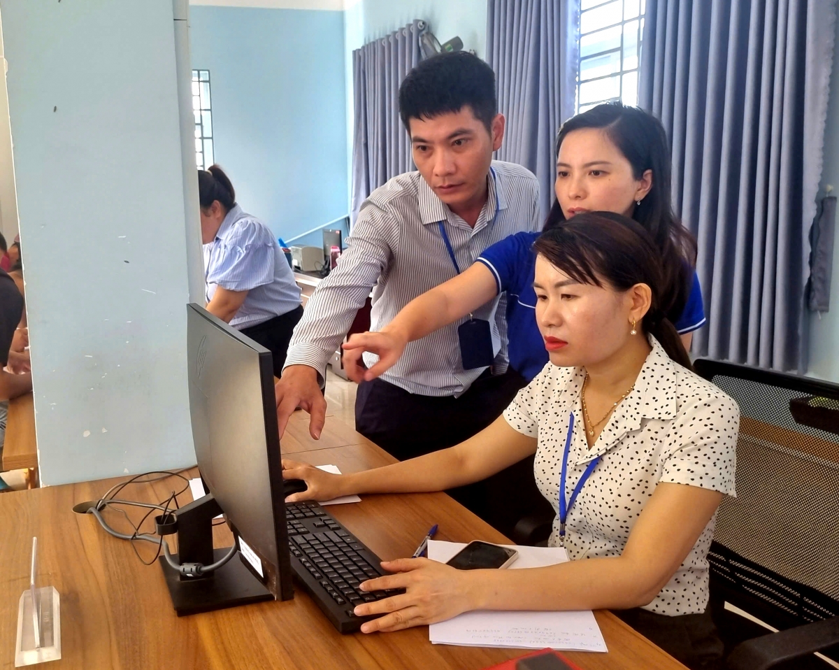 Ngế cheăng kih thuât tŏng gum kăn ƀô̆, nhân viên tíu xiâm pơkuâ tơnêi têa xúa mâu tơmeăm phân mêm