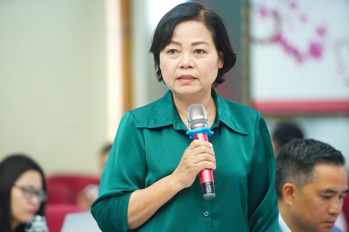 Amuk Nguyễn Thị Thành Thực brei padang Pasak pasang iek durian di bhum Tay Nguyen.