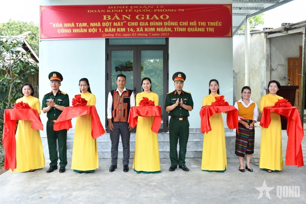 Các đại biểu dự lễ bàn giao công trình "Xóa nhà tạm, nhà dột nát". Ảnh: qdnd.vn