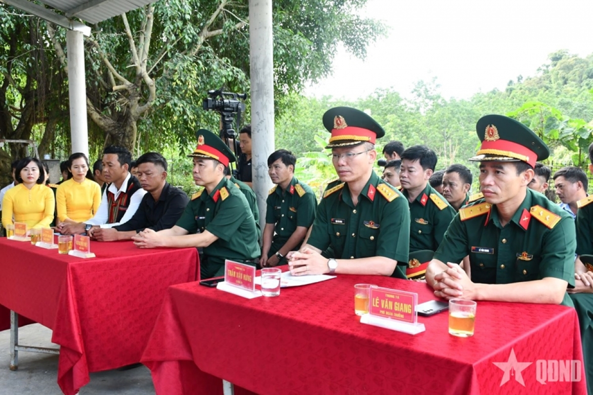 Các đại biểu dự lễ bàn giao công trình "Xóa nhà tạm, nhà dột nát". Ảnh: qdnd.vn